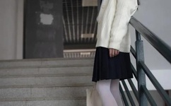 两腿间花蒂被吸得肿了电影